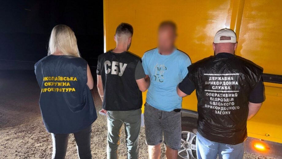 На Миколаївщині викрили схему втечі за кордон: чоловіків ховали у спеціальній ніші авто
