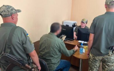 $3000 за границу: украинец с сирийским паспортом пытался подкупить пограничницу
