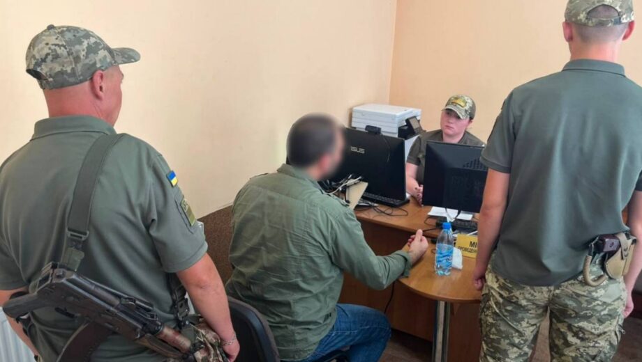 $3000 за границу: украинец с сирийским паспортом пытался подкупить пограничницу