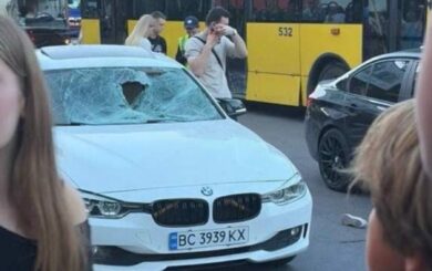 Два BMW одновременно сбили отца и ребенка во Львове: оба попали в больницу