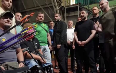 Зеленский в Ивано-Франковске встретился с ветеранами и подписал боевые флаги
