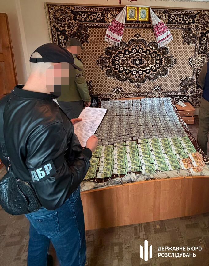 ''Целое одеяло'' из долларов: на Волыни будут судить начальника ТЦК за взятку в 7 тысяч долларов
