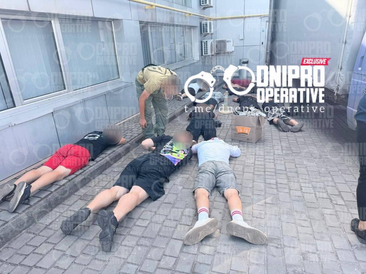 Полиция и СБУ проводят масштабные обыски в мошеннических колл-центрах Днепра