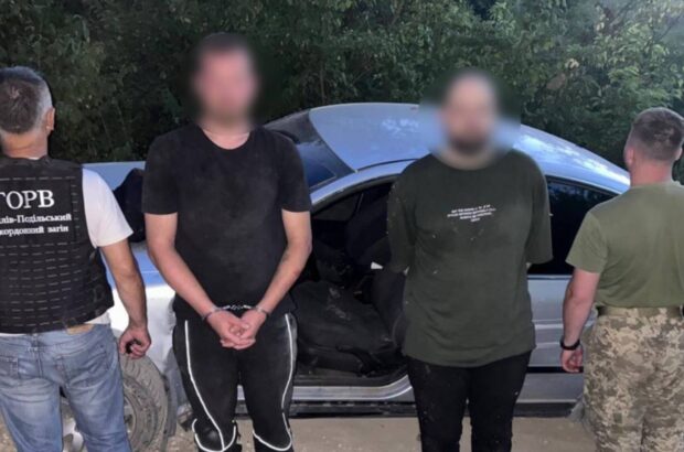 Прорив до Молдови завершився нападом на прикордонника: двом чоловікам оголосили підозру