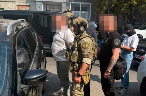 На Сумщині двох працівників ДПС викрили на вимаганні 80 тисяч гривень за ”лояльність”