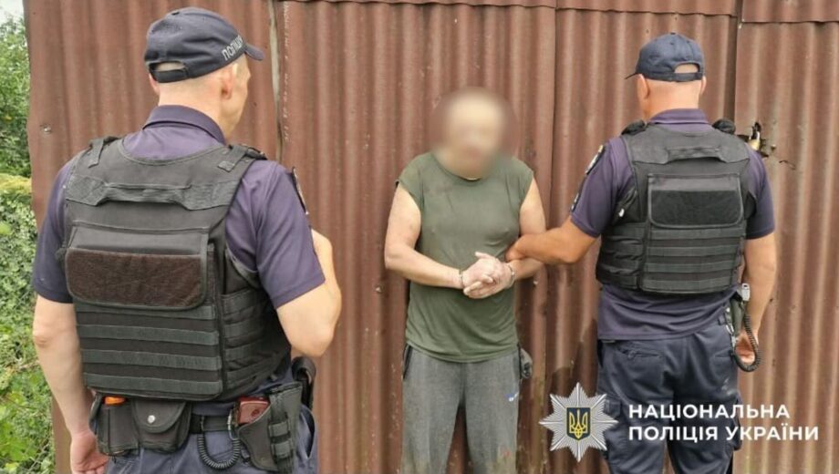 Попал в двух полицейских и скрылся в лесе: на Буковине через 11 дней задержали нападающего
