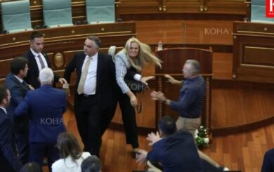 В парламенте Косово депутат забросала премьера яйцами