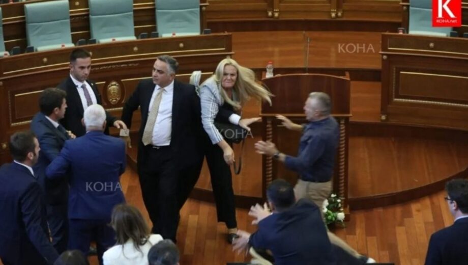 У парламенті Косова депутатка закидала прем’єра яйцями