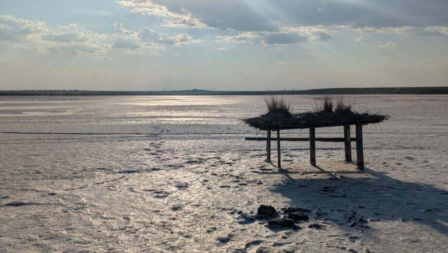 Рожеве озеро стрімко міліє: на Миколаївщині спека оголила соляні поля