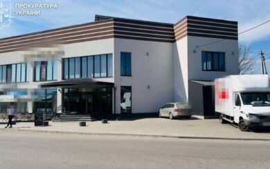 На Хмельниччині посадовця міграційної служби судитимуть через незадекларовану нерухомість дружини на 13,7 млн грн