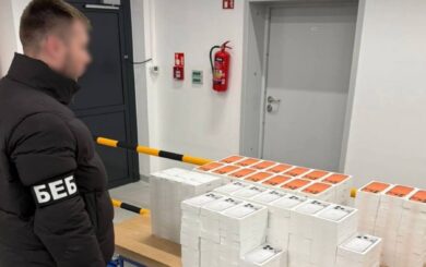 iPhone, AirPods і Apple Watch заховали в днищі авто: викрито контрабанду на 35 млн грн