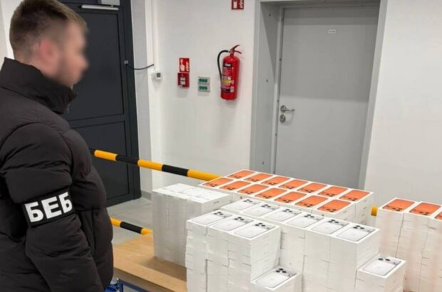 iPhone, AirPods і Apple Watch заховали в днищі авто: викрито контрабанду на 35 млн грн