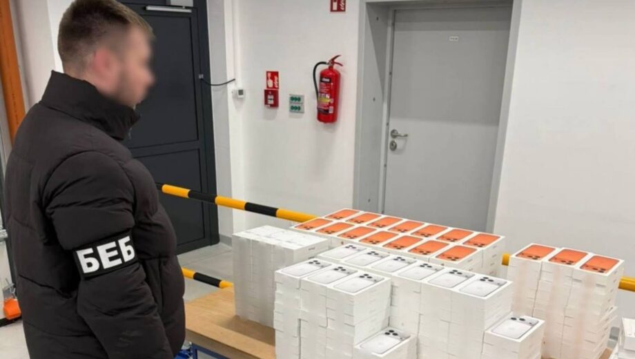 iPhone, AirPods і Apple Watch заховали в днищі авто: викрито контрабанду на 35 млн грн