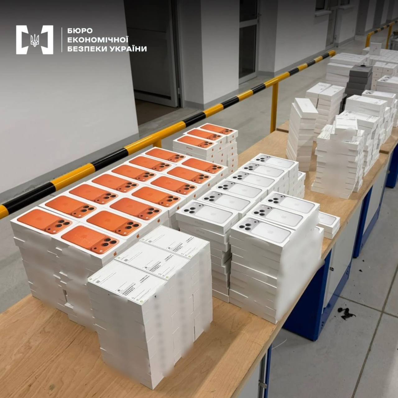 iPhone, AirPods и Apple Watch на 35 млн грн: на границе разоблачили масштабный тайник в микроавтобусе