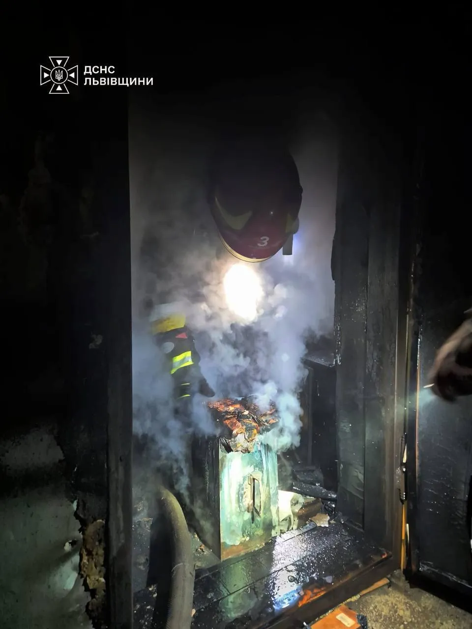 У Львові вибух акумулятора спричинив пожежу в багатоповерхівці: врятували шістьох людей