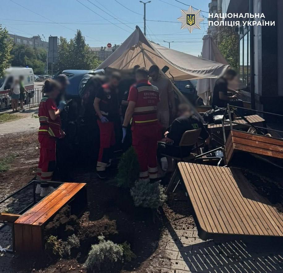 У Києві автомобіль в’їхав у терасу кав’ярні біля метро ''Палац Україна'' (відео)