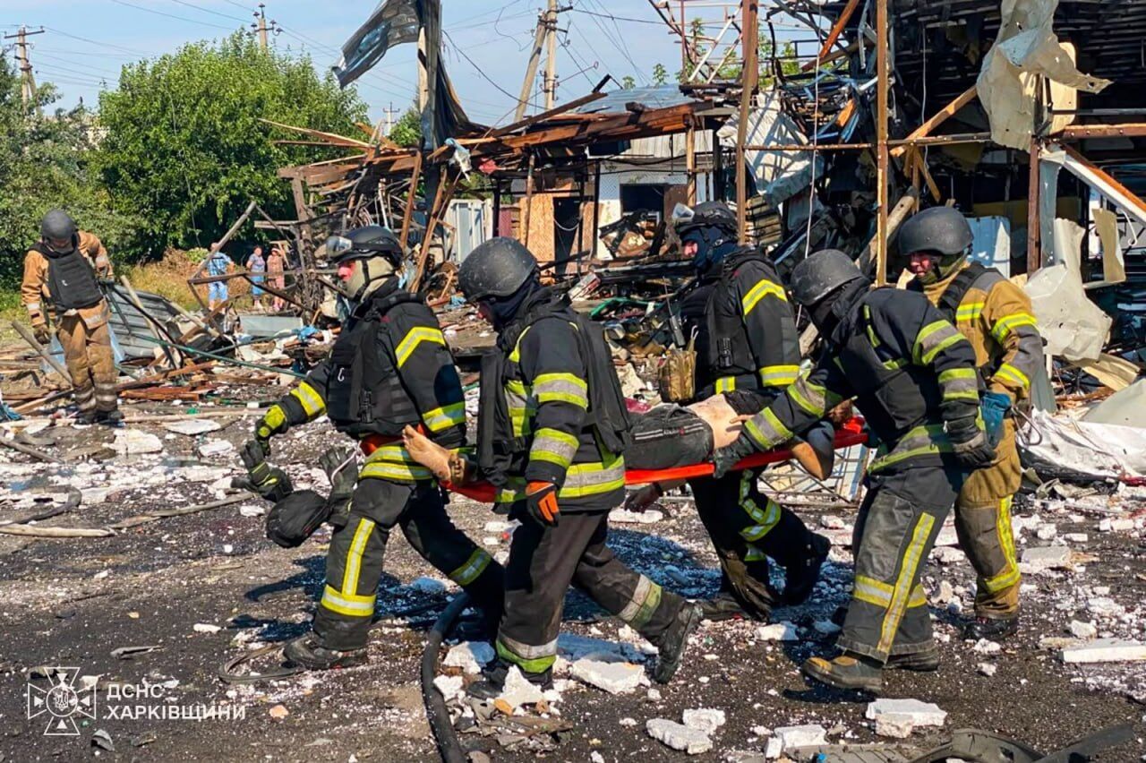 Росіяни вдарили по Печенігах на Харківщині: загинули 10 людей 