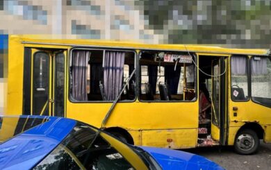 Россияне атаковали маршрутку в Херсоне: четверо погибших, среди раненых — водитель