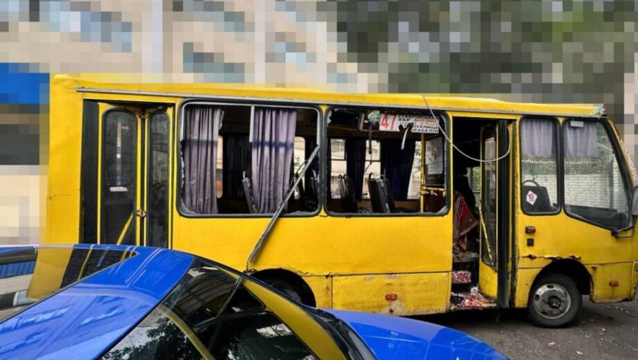 Россияне атаковали маршрутку в Херсоне: четверо погибших, среди раненых — водитель
