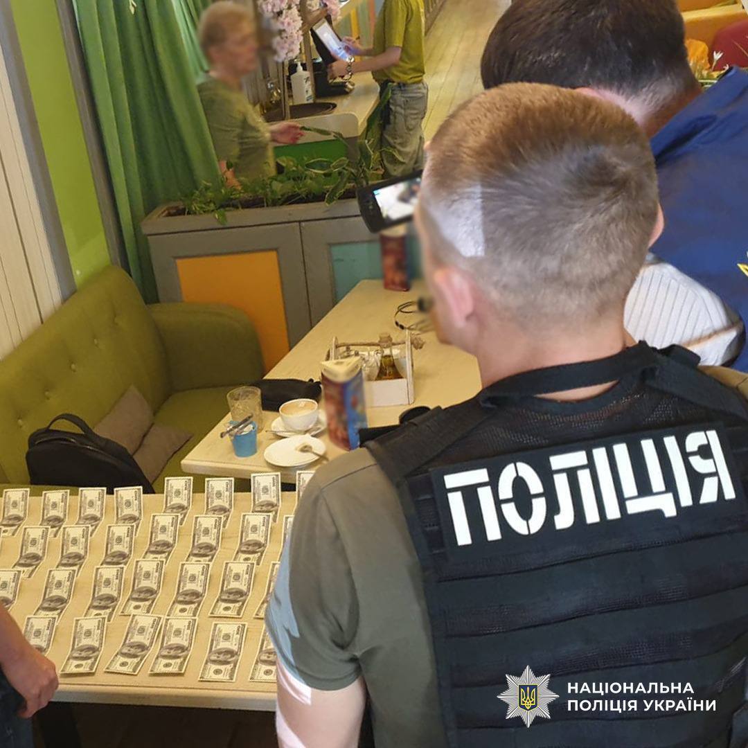 $4000 за посвідку на проживання: у Києві затримали 25-річного ''рішалу''