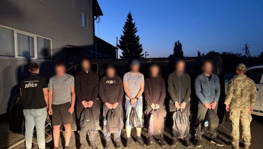 Заплатили от $7 до $14 тысяч за маршрут в Молдову: на Буковине задержали шестерых мужчин