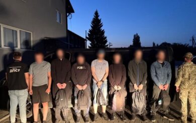 Заплатили від $7 до $14 тисяч за маршрут до Молдови: на Буковині затримали шістьох чоловіків