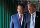 ”Ми вас дуже поважаємо”: Трамп показав Сі спільне фото після жарту про Байдена