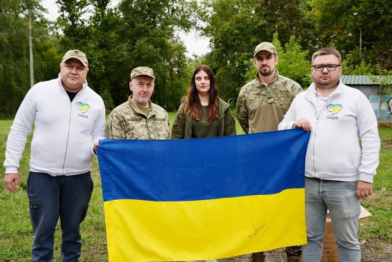Представники фонду та партнери під час передачі допомоги захисникам
