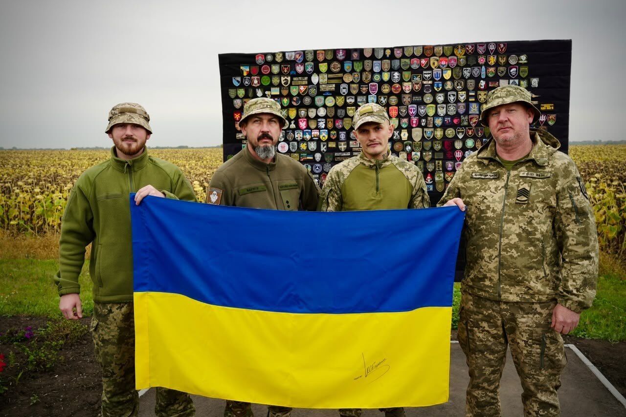 Учасники благодійної місії з переданим для військових обладнанням