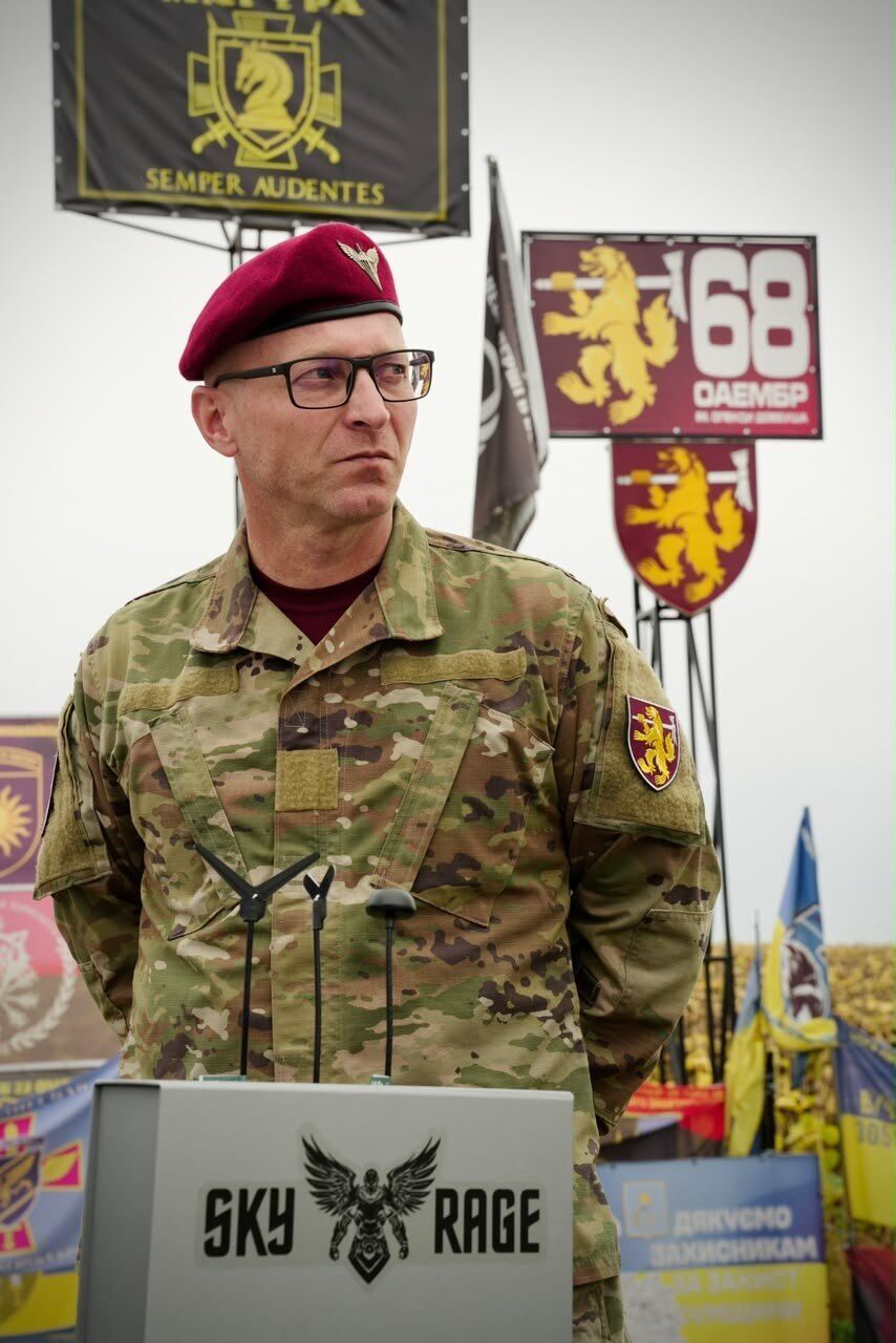 Представник військового підрозділу під час благодійної місії на Сумщині