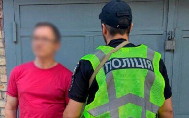 У Голосіївському районі Києва затримали чоловіка, який погрожував перехожому автоматом
