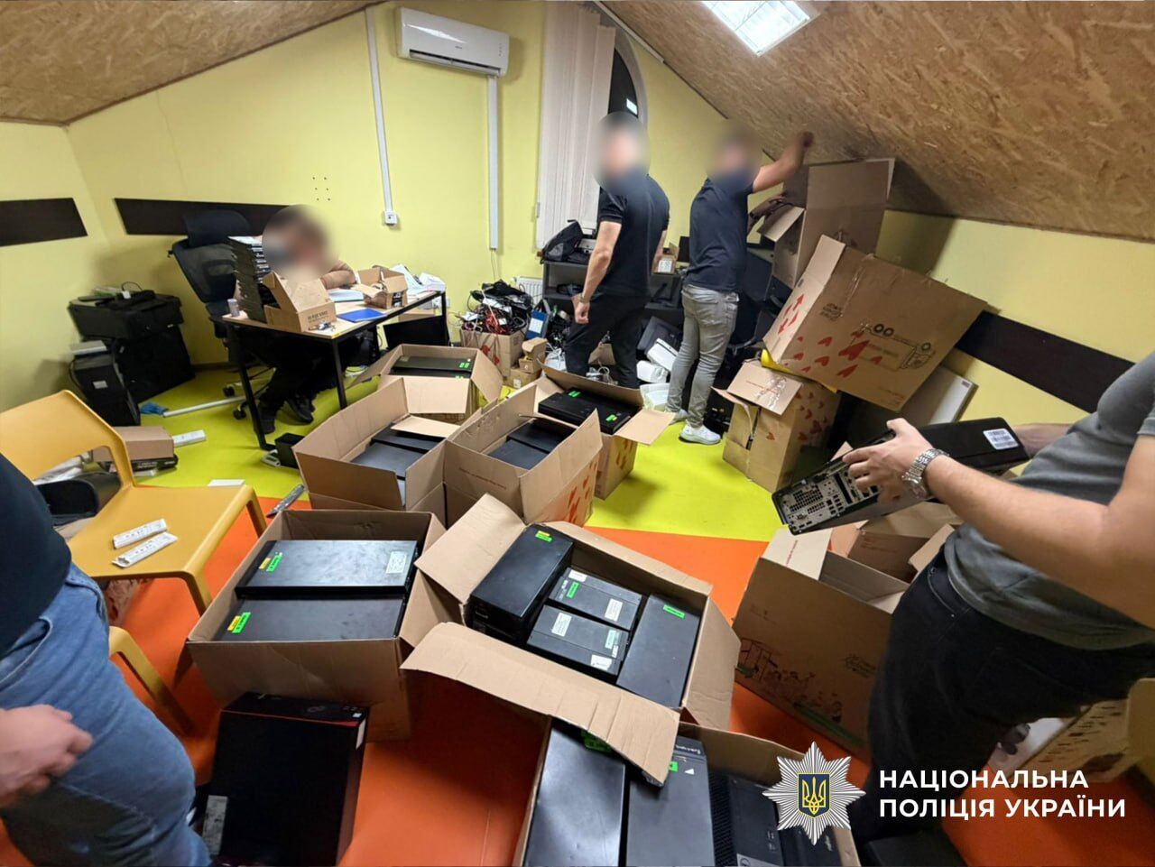 Пів мільйона доларів щомісяця на довірливих клієнтах: поліція викрила кол-центр у Луцьку