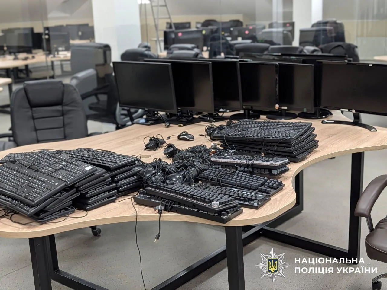 Пів мільйона доларів щомісяця на довірливих клієнтах: поліція викрила кол-центр у Луцьку