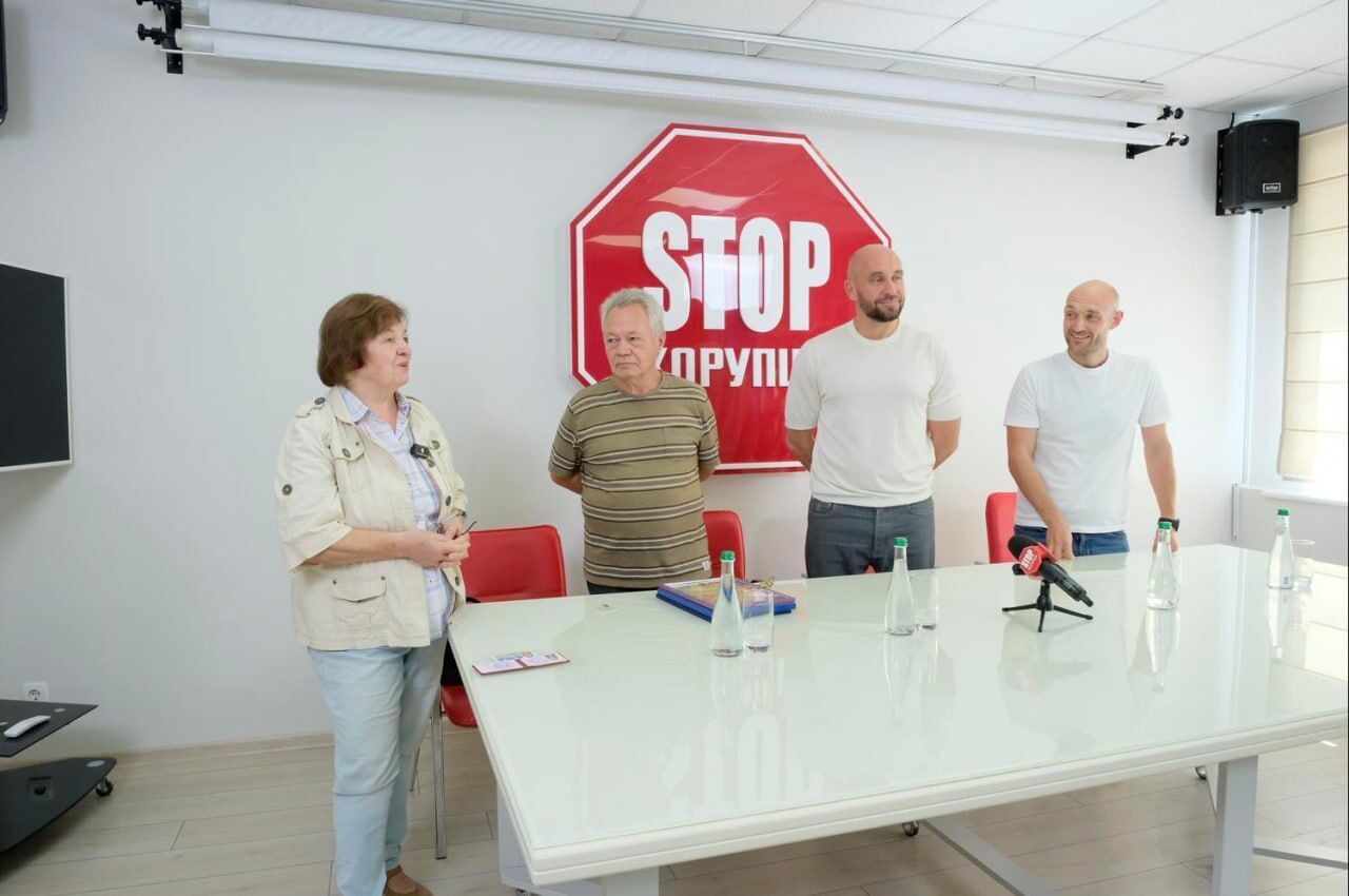  У спілці журналістів — поповнення: у медіацентрі ''Стоп корупції'' відбулося вручення посвідчень й відзнак від НСЖУ