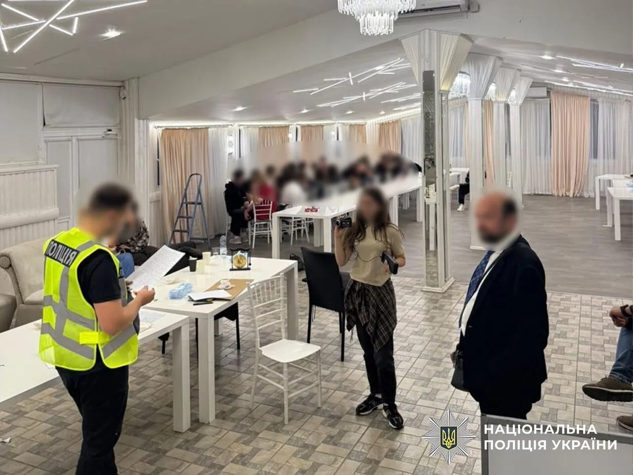 ''Банки'', держпослуги та сайти знайомств: на Вінниччині припинили роботу двох шахрайських кол-центрів