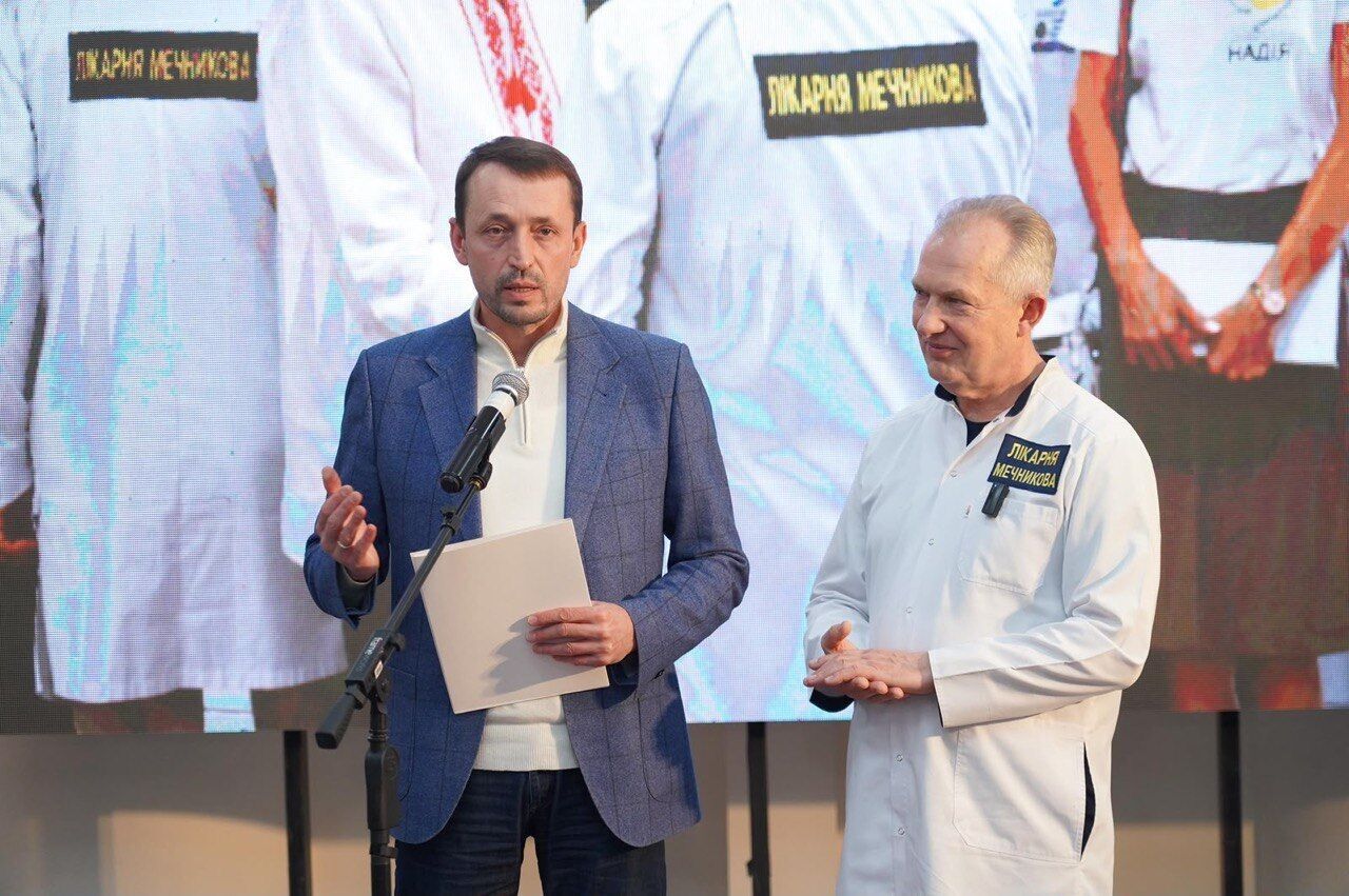 Более 55 тысяч спасенных жизней: Стефанчук и фонд ''Надежда'' посетили больницу Мечникова