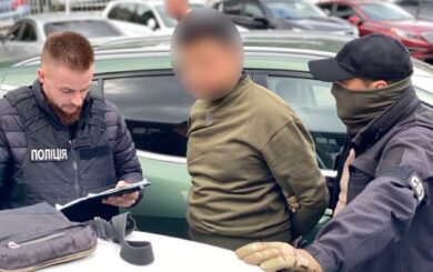 В Виннице чиновники помогали иностранцам легализоваться в Украине: СБУ и Нацпол задержали шесть человек