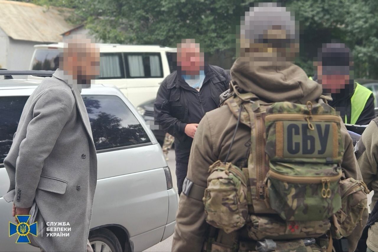 В Виннице чиновники помогали иностранцам легализоваться в Украине: СБУ и Нацпол задержали шесть человек