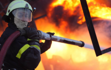На Броварщині після атаки дронів загорівся склад: є повідомлення про можливий витік аміаку