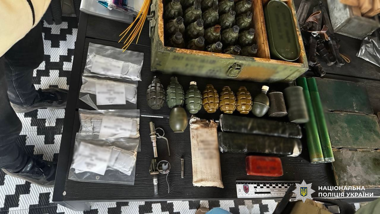 Военного в Сумской области задержали за продажу трофейного оружия: во время обысков нашли большой арсенал