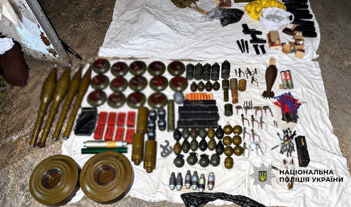 Военного в Сумской области задержали за продажу трофейного оружия: во время обысков нашли большой арсенал