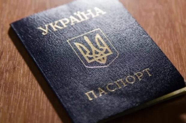 Не вклеїли фото в паспорт у 25 або 45 років: який штраф і чи треба міняти документ