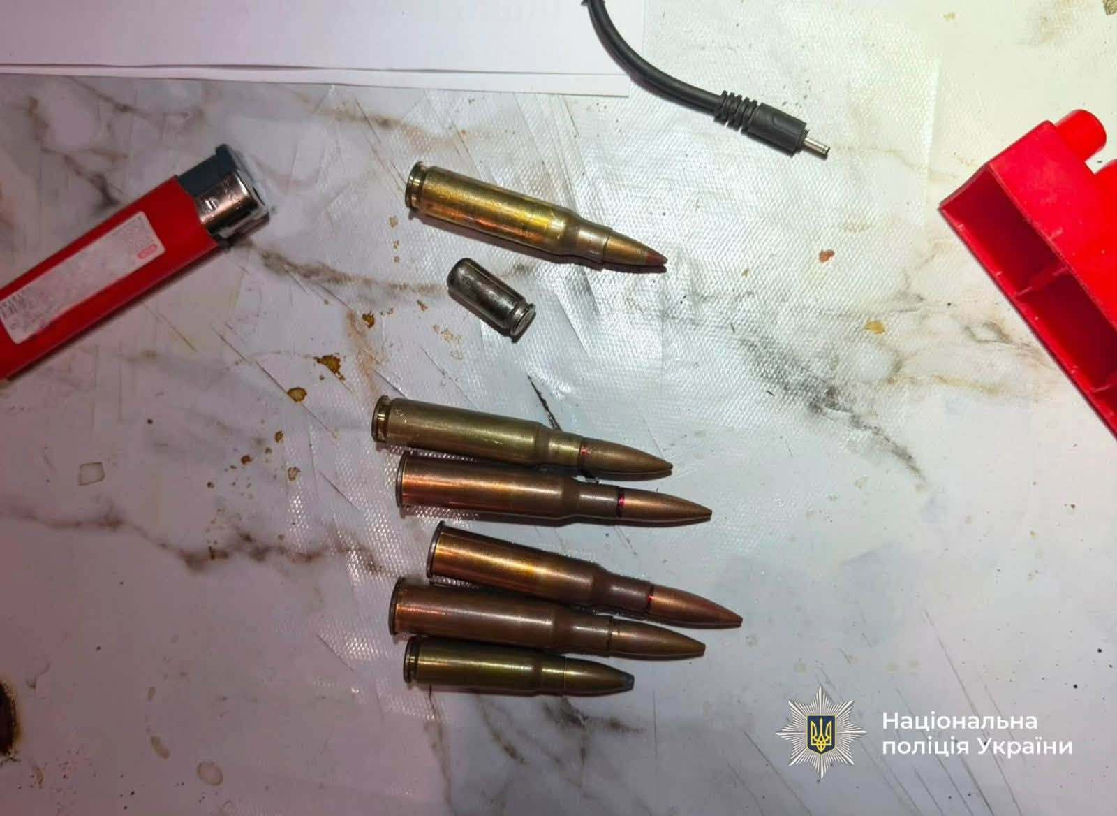 Посилка зі 102 патронами та корпусами гранат: на Прикарпатті жінці оголосили підозру