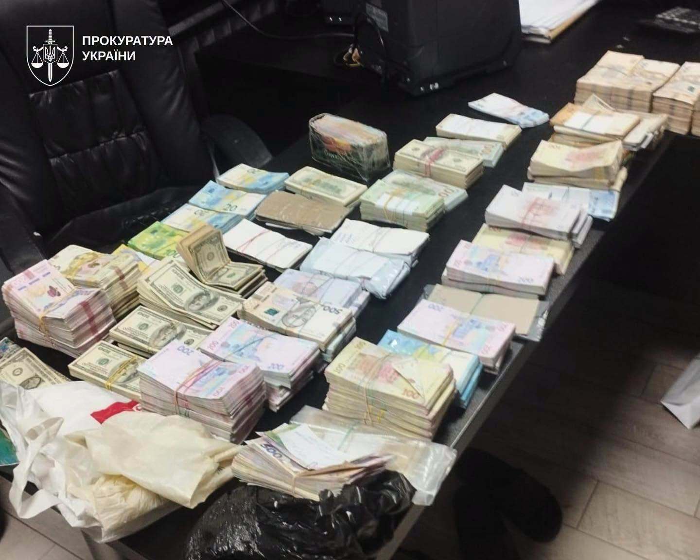 Полмиллиарда ежемесячно: БЭБ разоблачило ''конвертцентр'' с криптовалютой и десятками фиктивных компаний