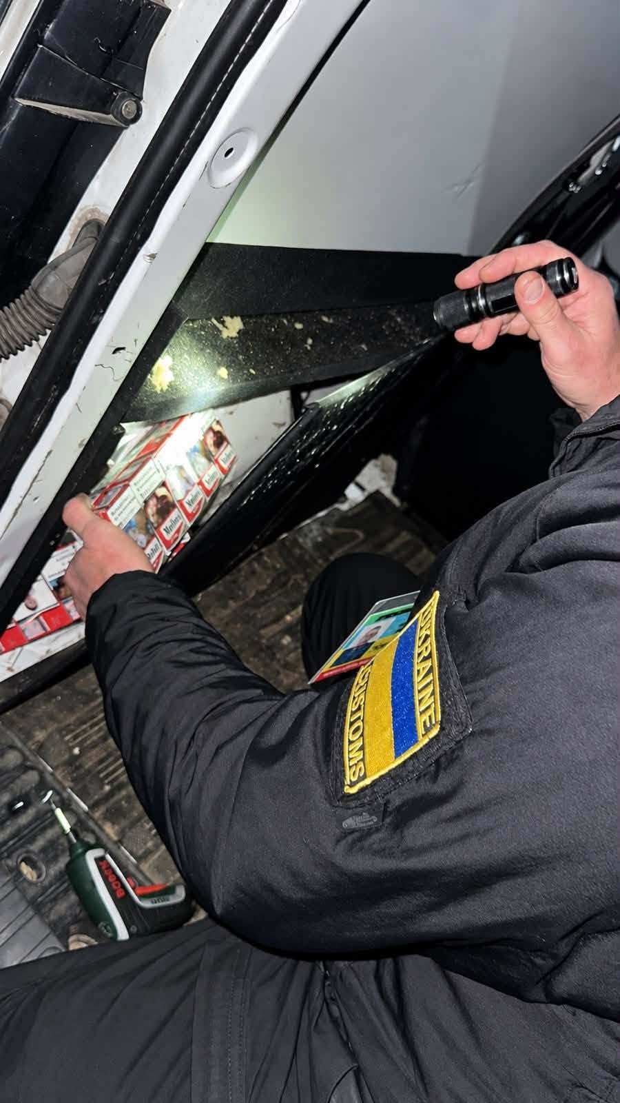 Сховав сигарети просто в конструкції авто