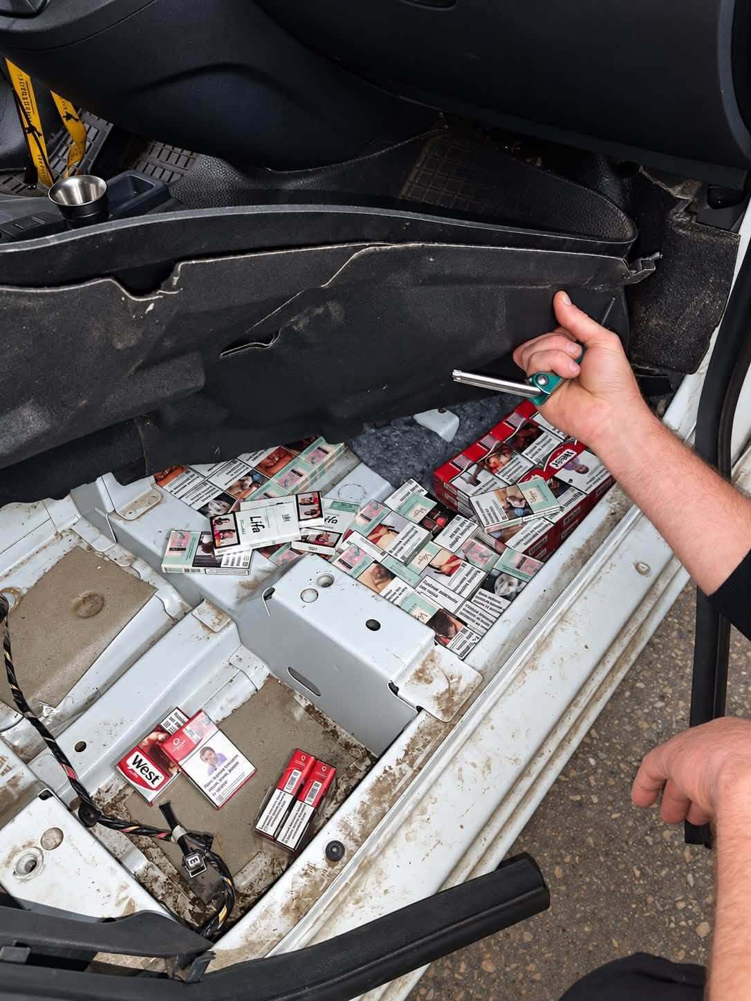 Сховав сигарети просто в конструкції авто