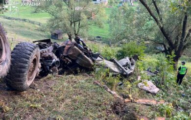На Прикарпатті нетверезий водій залишив КамАЗ на схилі: машина покотилася, коли в салоні були двоє дітей
