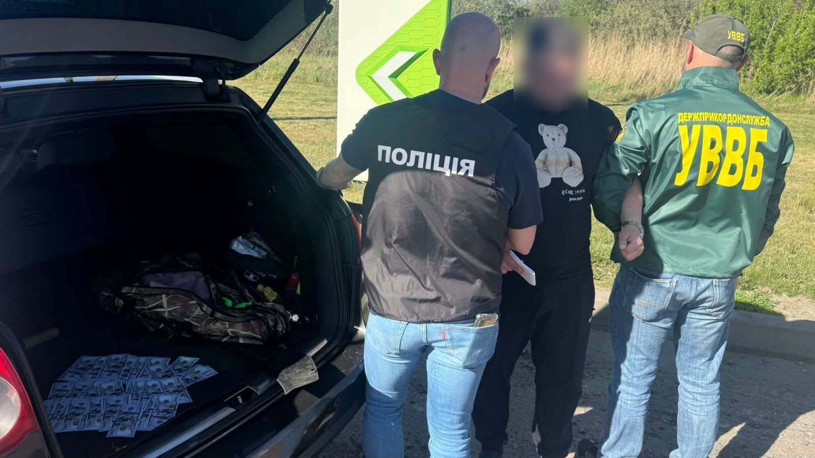 На Львівщині судитимуть чоловіка: за $11 тисяч він обіцяв організувати незаконний виїзд за кордон