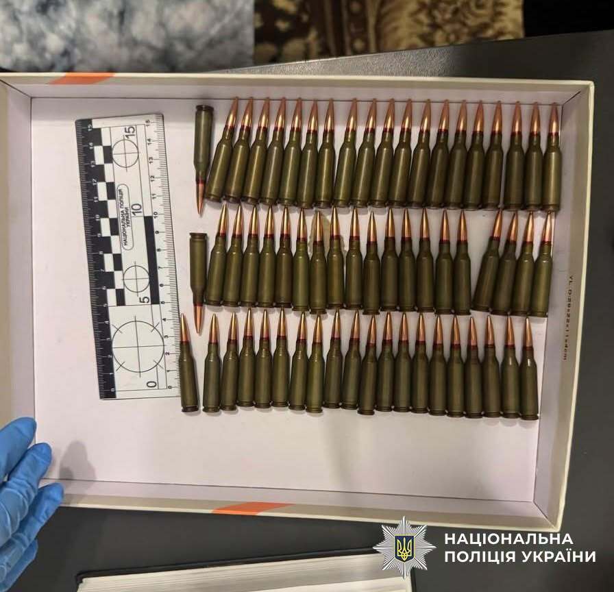 Боєприпаси на продаж: у Києві затримали 24-річного ділка з гранатами та набоями