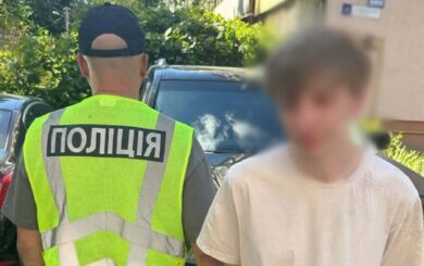 Боєприпаси на продаж: у Києві затримали 24-річного ділка з гранатами та набоями